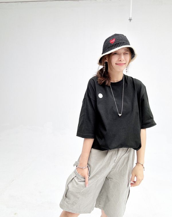 Z in D [ 男女自訂款：經典紀念 繡線LOGO落肩寬版Ｔ ] 3size 2色 2509011 ZinD,zind,ZD,zooindrawer,zoo in drawer,抽屜動物園,丹寧,牛仔外套,外套富翁,洋裝,T恤,T-shirt,男裝,情侶裝