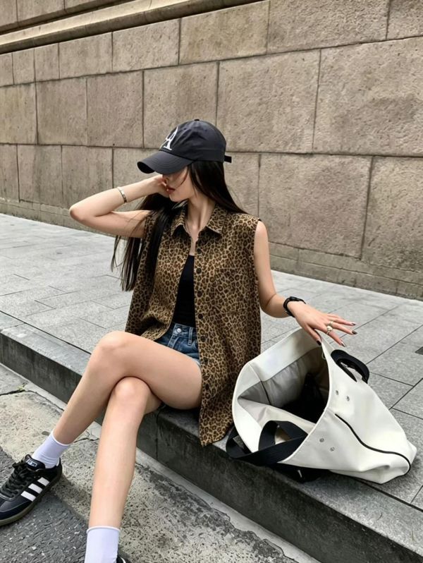 ZinD [ 小豹紋翻領背心外罩 ] 咖色豹紋 2606173 ZinD,zind,ZD,zooindrawer,zoo in 抽屜,動物園,丹寧,外套,外套富翁,洋裝,韓國襪子,年終慶,雙11,雙12,黑五,百搭,合購價,自訂,春裝,Tshirt,首爾