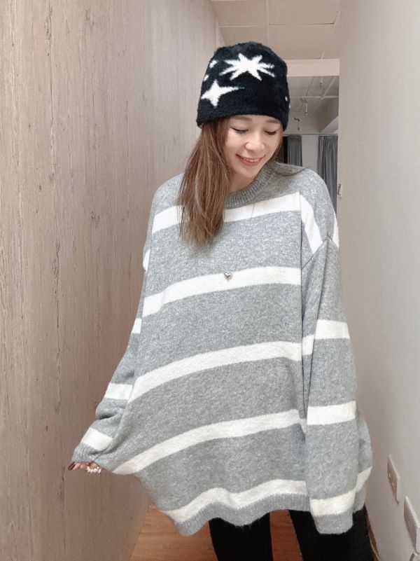 ZinD [ 氣質淺灰細白條針織 ] 淺灰 2511291 (shihslica) ZinD,zind,ZD,zooindrawer,zoo in drawer,抽屜動物園,丹寧,牛仔外套,外套富翁,洋裝,韓國襪子