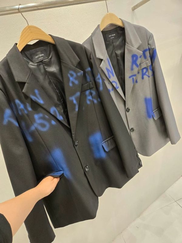 Z in D [ oversize文字塗鴉個性西裝外套 ] 2色 2504247 (shihslica) ZinD,zind,ZD,zooindrawer,zoo in drawer,抽屜動物園,丹寧,牛仔外套,外套富翁