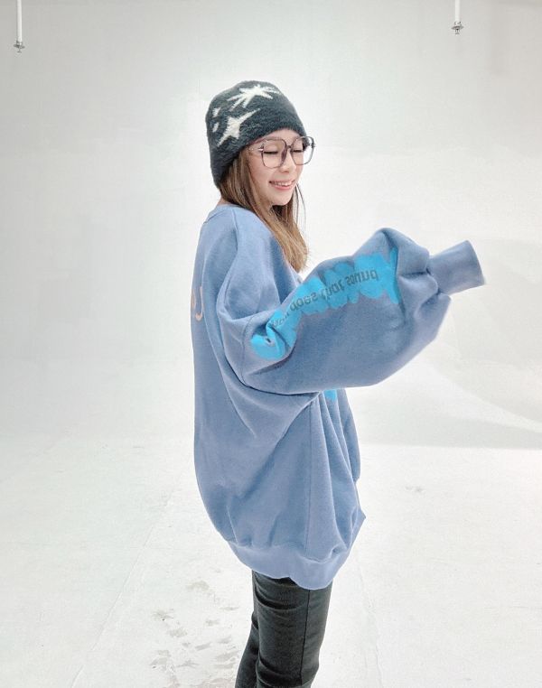 Z in D [ 智希穿著款：莫蘭迪愛心文字簡約摩毛大學Ｔ ] 3色 2511041 (shihslica) ZinD,zind,ZD,zooindrawer,zoo in drawer,抽屜動物園,丹寧,牛仔外套,外套富翁,洋裝,韓國襪子