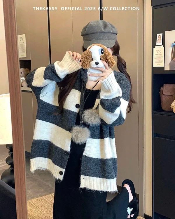 ZinD [ 毛毛球雙色彈性針織帽外套 ] 2色 2601022 shihslica ZinD,zind,ZD,zooindrawer,zoo in drawer,抽屜動物園,丹寧,牛仔外套,外套富翁,洋裝,韓國襪子,年終慶,雙11,雙12,黑五,週年慶,合購價,自訂款