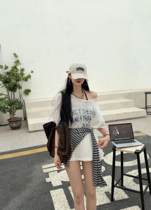 ZinD [ 兩件組 文字薄透針織+披肩 ] 2色 2605083 ZinD,zind,ZD,zooindrawer,zoo in 抽屜,動物園,丹寧,外套,外套富翁,洋裝,韓國襪子,年終慶,雙11,雙12,黑五,百搭,合購價,自訂,春裝,Tshirt,首爾