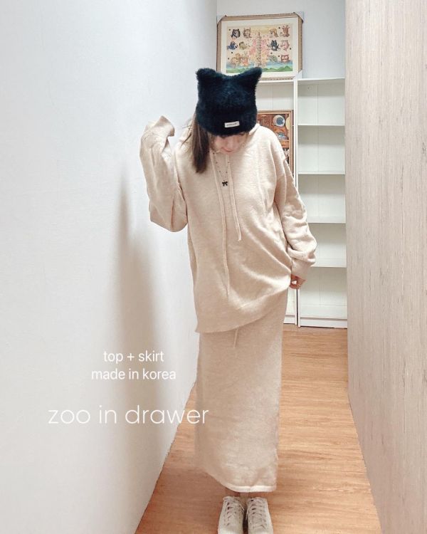 ZinD [ 套裝：彈性針織連帽Ｔ＋秀氣窄身裙 ] 3色 2512192  shihslica ZinD,zind,ZD,zooindrawer,zoo in drawer,抽屜動物園,丹寧,牛仔外套,外套富翁,洋裝,韓國襪子,年終慶,雙11,雙12,黑五,週年慶,合購價,自訂款