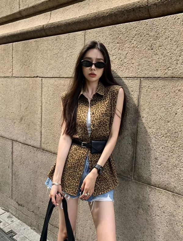 ZinD [ 小豹紋翻領背心外罩 ] 咖色豹紋 2606173 ZinD,zind,ZD,zooindrawer,zoo in 抽屜,動物園,丹寧,外套,外套富翁,洋裝,韓國襪子,年終慶,雙11,雙12,黑五,百搭,合購價,自訂,春裝,Tshirt,首爾