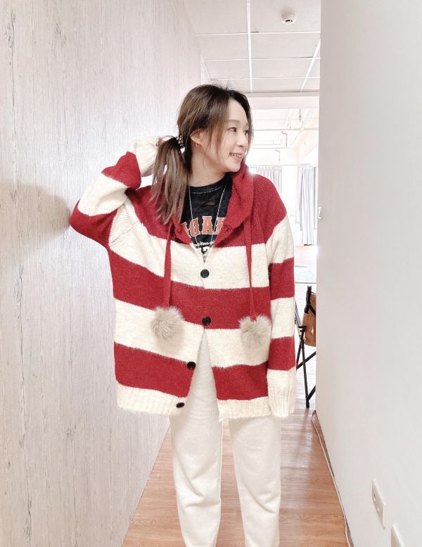 ZinD [ 毛毛球雙色彈性針織帽外套 ] 2色 2601022 shihslica ZinD,zind,ZD,zooindrawer,zoo in drawer,抽屜動物園,丹寧,牛仔外套,外套富翁,洋裝,韓國襪子,年終慶,雙11,雙12,黑五,週年慶,合購價,自訂款