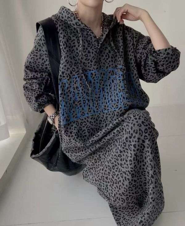 ZinD [ 超有安全感 小豹紋口袋連身長帽Ｔ ] 深灰 2609296 ZinD,zind,ZD,zooindrawer,zoo in 抽屜,動物園,丹寧,外套,外套富翁,洋裝,韓國襪子,年終慶,雙11,雙12,黑五,百搭,合購價,自訂,春裝,Tshirt,首爾