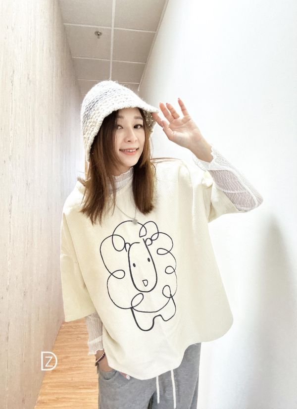 ZinD [ 捲毛獅子細絨棉短袖T ] 2色 2604061 ZinD,zind,ZD,zooindrawer,zoo in 抽屜,抽屜動物園,丹寧,裙子,裙子富翁,洋裝,韓國襪子,年終慶,雙11,雙12,黑五,永恆慶,合購價,自訂,春裝,Tshirt,zaccu