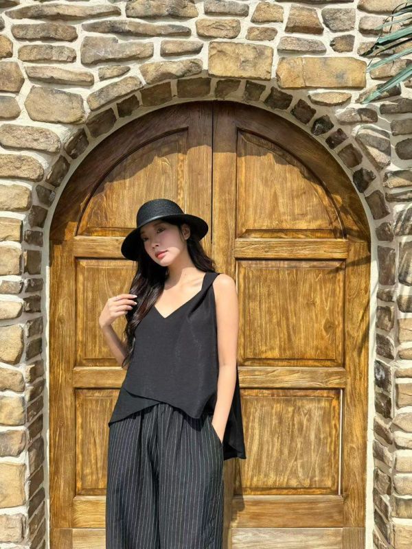 ZinD [ 輕盈質感不規則背心/直紋褲 ] 2色 3選項 2605012 shihslica ZinD,zind,ZD,zooindrawer,zoo in 抽屜,動物園,丹寧,外套,外套富翁,洋裝,韓國襪子,年終慶,雙11,雙12,黑五,百搭,合購價,自訂,春裝,Tshirt,首爾,正韓,套裝