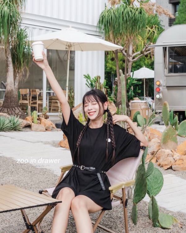 Z in D [ Mei穿著款：男女自訂款經典 繡線LOGO落肩寬版Ｔ ] 3size 2色 2509011m ZinD,zind,ZD,zooindrawer,zoo in drawer,抽屜動物園,丹寧,牛仔外套,外套富翁,洋裝,T恤,T-shirt,男裝,情侶裝