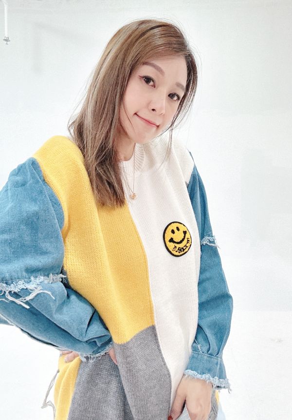 ZinD [ 人氣再版：拼丹寧袖微笑針織毛衣 ] 2色2511210 ZinD,zind,ZD,zooindrawer,zoo in drawer,抽屜動物園,丹寧,牛仔外套,外套富翁,洋裝,韓國襪子