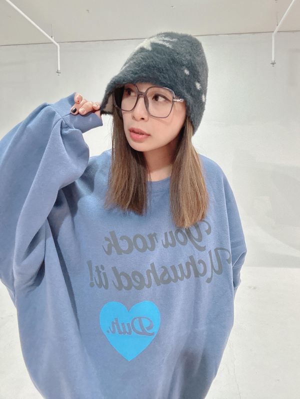 Z in D [ 智希穿著款：莫蘭迪愛心文字簡約摩毛大學Ｔ ] 3色 2511041 (shihslica) ZinD,zind,ZD,zooindrawer,zoo in drawer,抽屜動物園,丹寧,牛仔外套,外套富翁,洋裝,韓國襪子