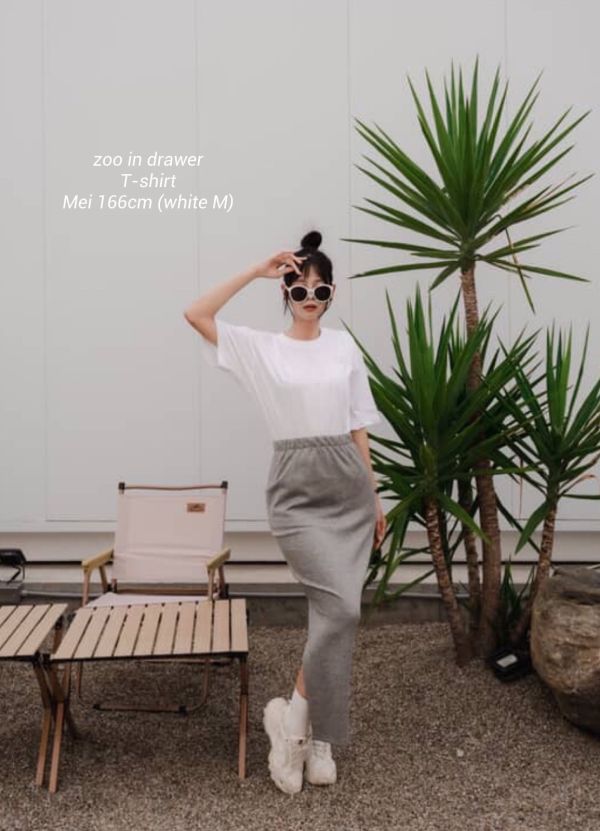 Z in D [ Mei穿著款：男女自訂款經典 繡線LOGO落肩寬版Ｔ ] 3size 2色 2509011m ZinD,zind,ZD,zooindrawer,zoo in drawer,抽屜動物園,丹寧,牛仔外套,外套富翁,洋裝,T恤,T-shirt,男裝,情侶裝