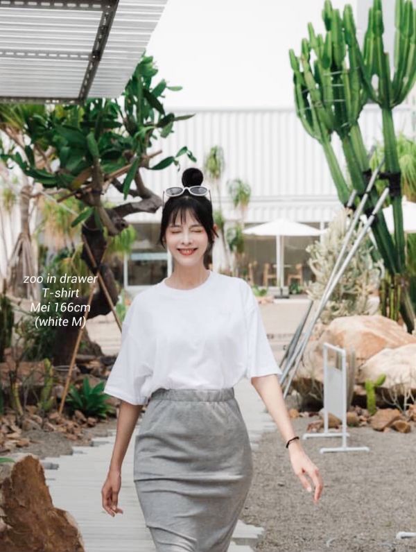 Z in D [ Mei穿著款：男女自訂款經典 繡線LOGO落肩寬版Ｔ ] 3size 2色 2509011m ZinD,zind,ZD,zooindrawer,zoo in drawer,抽屜動物園,丹寧,牛仔外套,外套富翁,洋裝,T恤,T-shirt,男裝,情侶裝