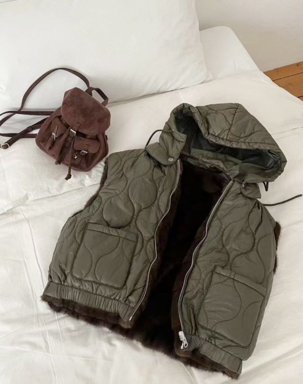 ZinD [ 雙面穿：內絨毛輕盈菱格連帽暖背心 ] 軍綠 2512231 shihslica ZinD,zind,ZD,zooindrawer,zoo in drawer,抽屜動物園,丹寧,牛仔外套,外套富翁,洋裝,韓國襪子,年終慶,雙11,雙12,黑五,週年慶,合購價,自訂款