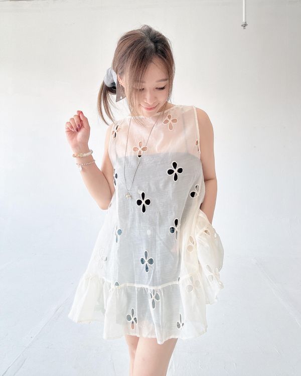 ZinD [ SALE 花瓣鏤空傘襬短洋裝 ] 米杏 2607211 ZinD,zind,ZD,zooindrawer,zoo in 抽屜,動物園,丹寧,外套,外套富翁,洋裝,韓國襪子,年終慶,雙11,雙12,黑五,百搭,合購價,自訂,春裝,Tshirt,首爾