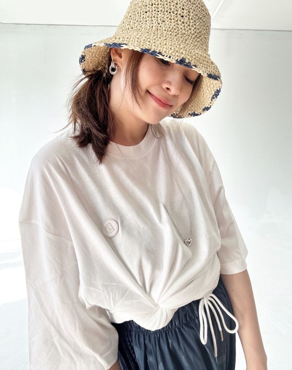 Z in D [ 男女自訂款：經典紀念 繡線LOGO落肩寬版Ｔ ] 3size 2色 2509011 ZinD,zind,ZD,zooindrawer,zoo in drawer,抽屜動物園,丹寧,牛仔外套,外套富翁,洋裝,T恤,T-shirt,男裝,情侶裝