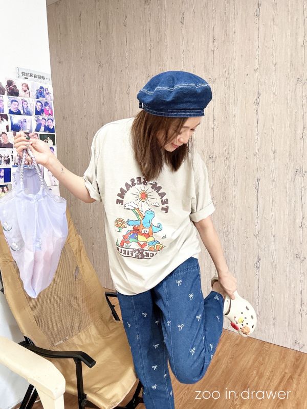 Z in D [ 怪獸馬拉松復古質感涼感棉T ] 灰杏 2507166 (shihslica) ZinD,zind,ZD,zooindrawer,zoo in drawer,抽屜動物園,丹寧,牛仔外套,外套富翁,洋裝