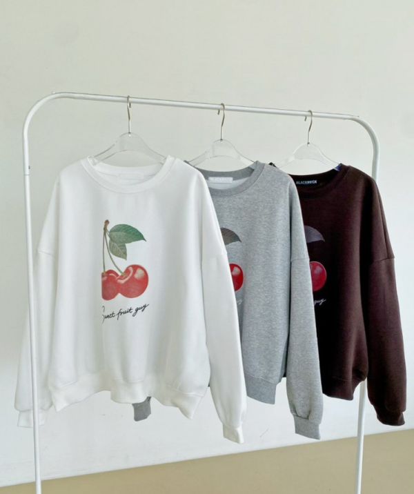 Z in D [ 清新櫻桃摩毛大學Ｔ大學Ｔ ] 3色 2510221 ZinD,zind,ZD,zooindrawer,zoo in drawer,抽屜動物園,丹寧,牛仔外套,外套富翁,洋裝,韓國襪子