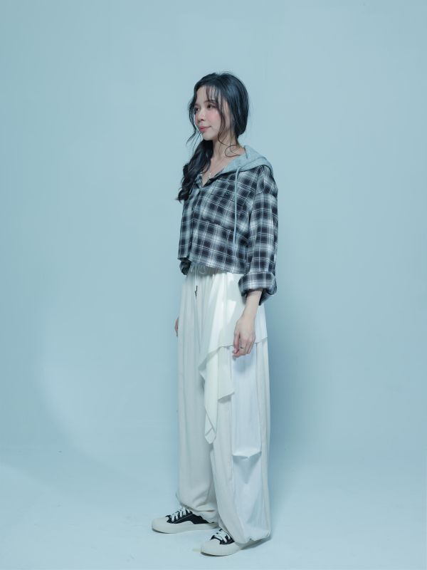 ZinD [ SALE 正韓品牌：雪紡波浪邊拼接輕盈寬褲 ] 奶油米白 2606041 ZinD,zind,ZD,zooindrawer,zoo in 抽屜,動物園,丹寧,外套,外套富翁,洋裝,韓國襪子,年終慶,雙11,雙12,黑五,百搭,合購價,自訂,春裝,Tshirt,首爾
