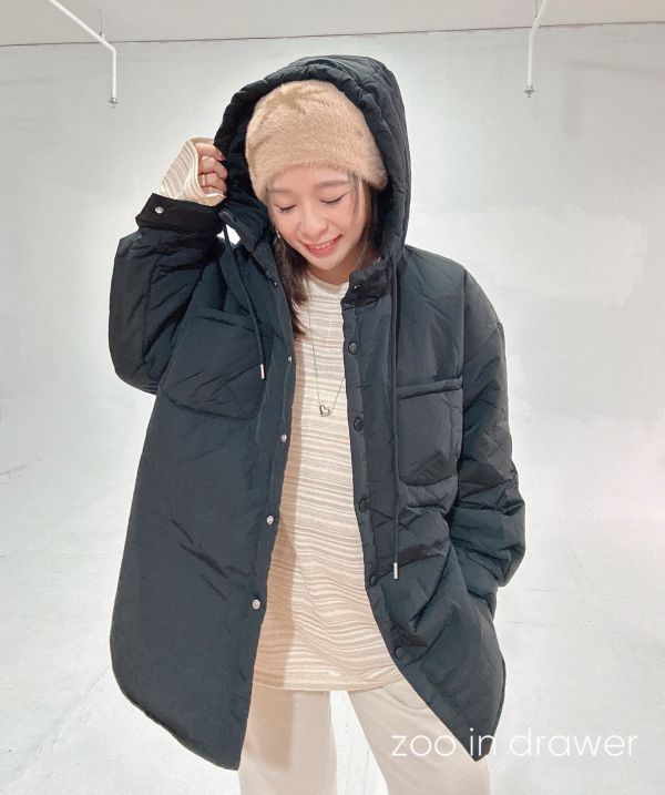 ZinD [ 輕盈連帽前口袋鋪棉外套 ] 經典黑 2601151 （shihslica) ZinD,zind,ZD,zooindrawer,zoo in drawer,抽屜動物園,丹寧,牛仔外套,外套富翁,洋裝,韓國襪子,年終慶,雙11,雙12,黑五,週年慶,合購價,自訂款,shihslica