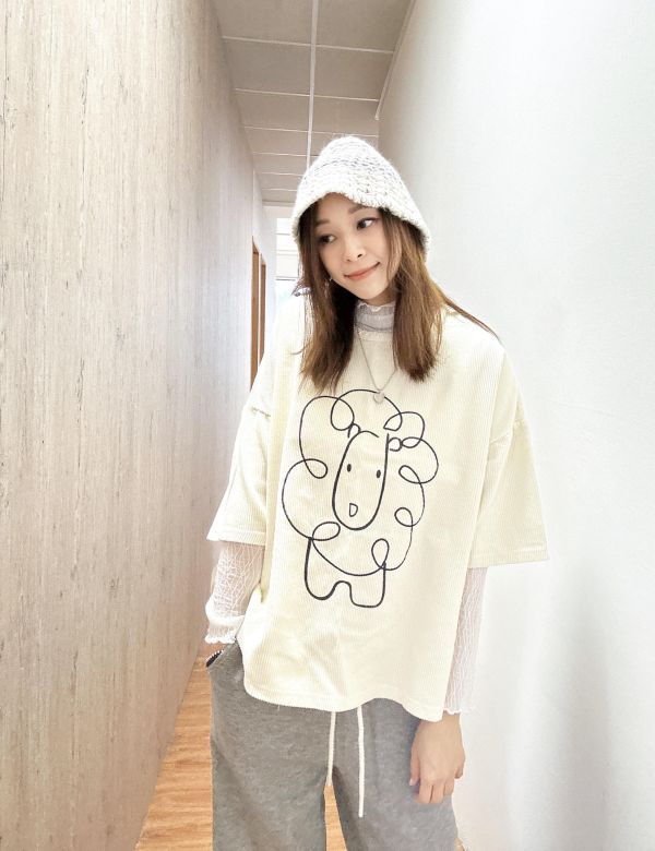 ZinD [ 捲毛獅子細絨棉短袖T ] 2色 2604061 ZinD,zind,ZD,zooindrawer,zoo in 抽屜,抽屜動物園,丹寧,裙子,裙子富翁,洋裝,韓國襪子,年終慶,雙11,雙12,黑五,永恆慶,合購價,自訂,春裝,Tshirt,zaccu