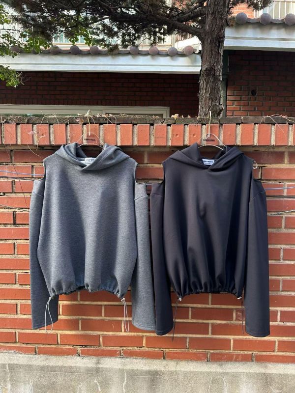 ZinD [ 肩摟洞衣襬縮繩連帽Ｔ ] 2色 2602032 shihslica -
ZinD,zind,ZD,zooindrawer,zoo in drawer,抽屜動物園,丹寧,牛仔外套,外套富翁,洋裝,韓國襪子,年終慶,雙11,雙12,黑五,週年慶,合購價,自訂款