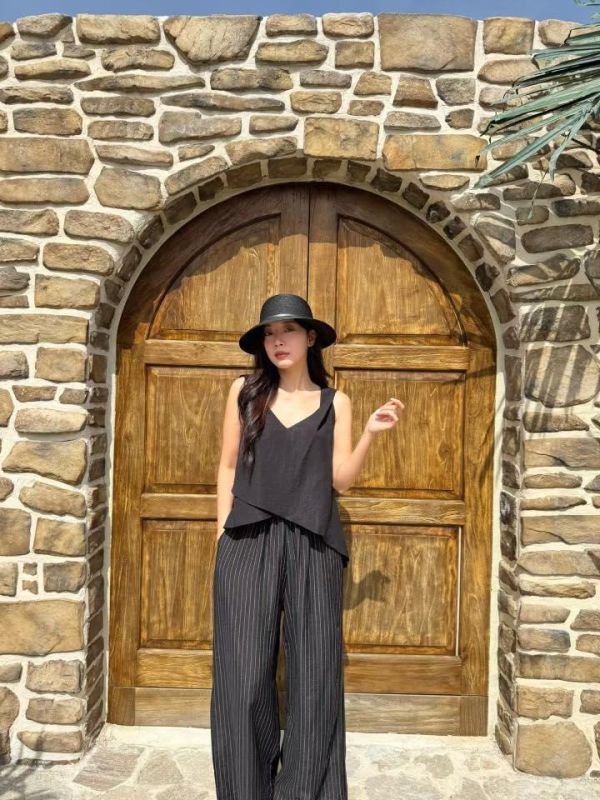 ZinD [ 輕盈質感不規則背心/直紋褲 ] 2色 3選項 2605012 shihslica ZinD,zind,ZD,zooindrawer,zoo in 抽屜,動物園,丹寧,外套,外套富翁,洋裝,韓國襪子,年終慶,雙11,雙12,黑五,百搭,合購價,自訂,春裝,Tshirt,首爾,正韓,套裝