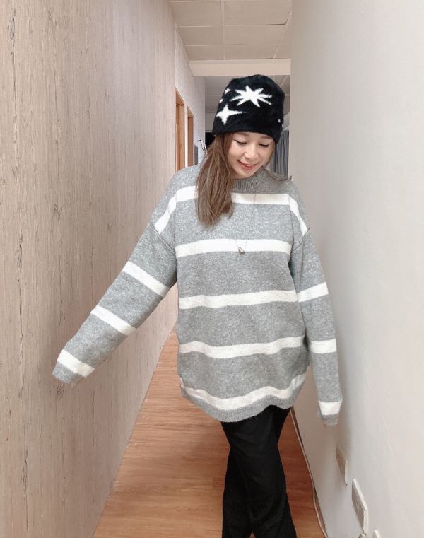 ZinD [ 氣質淺灰細白條針織 ] 淺灰 2511291 (shihslica) ZinD,zind,ZD,zooindrawer,zoo in drawer,抽屜動物園,丹寧,牛仔外套,外套富翁,洋裝,韓國襪子