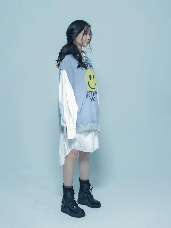 ZinD [ SALE 家蓁穿著款：經典大微笑休閒連帽短袖Ｔ ] 2色 2608275 ZinD,zind,ZD,zooindrawer,zoo in 抽屜,動物園,丹寧,外套,外套富翁,洋裝,韓國襪子,年終慶,雙11,雙12,黑五,百搭,合購價,自訂,春裝,Tshirt,首爾