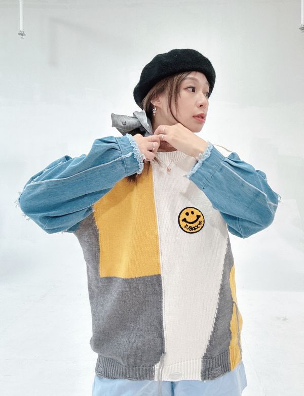 ZinD [ 人氣再版：拼丹寧袖微笑針織毛衣 ] 2色2511210 ZinD,zind,ZD,zooindrawer,zoo in drawer,抽屜動物園,丹寧,牛仔外套,外套富翁,洋裝,韓國襪子