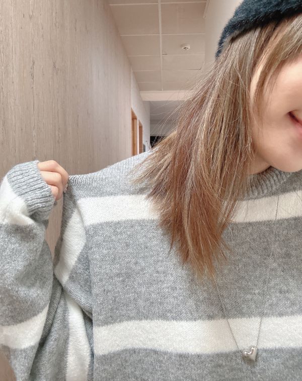 ZinD [ 氣質淺灰細白條針織 ] 淺灰 2511291 (shihslica) ZinD,zind,ZD,zooindrawer,zoo in drawer,抽屜動物園,丹寧,牛仔外套,外套富翁,洋裝,韓國襪子