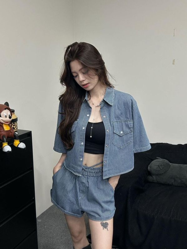 ZinD [ 直條細紋丹寧套裝 外套+短褲 ] 2604293 ZinD,zind,ZD,zooindrawer,zoo in 抽屜,動物園,丹寧,外套,外套富翁,洋裝,韓國襪子,年終慶,雙11,雙12,黑五,百搭,合購價,自訂,春裝,Tshirt,首爾
