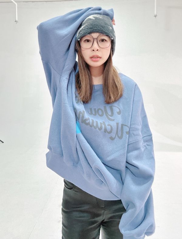 Z in D [ 智希穿著款：莫蘭迪愛心文字簡約摩毛大學Ｔ ] 3色 2511041 (shihslica) ZinD,zind,ZD,zooindrawer,zoo in drawer,抽屜動物園,丹寧,牛仔外套,外套富翁,洋裝,韓國襪子