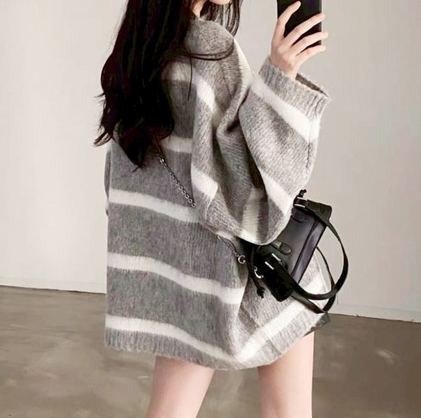 ZinD [ 氣質淺灰細白條針織 ] 淺灰 2511291 (shihslica) ZinD,zind,ZD,zooindrawer,zoo in drawer,抽屜動物園,丹寧,牛仔外套,外套富翁,洋裝,韓國襪子