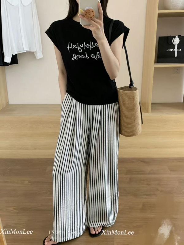 ZinD [ 英文Tee+直紋褲悠閑套裝 ] 2色 2604181 ZinD,zind,ZD,zooindrawer,zoo in drawer,抽屜動物園,丹寧,牛仔外套,外套富翁,洋裝,韓國襪子,年終慶,雙11,雙12,黑五,週年慶,合購價,自訂款,shihslica.春裝