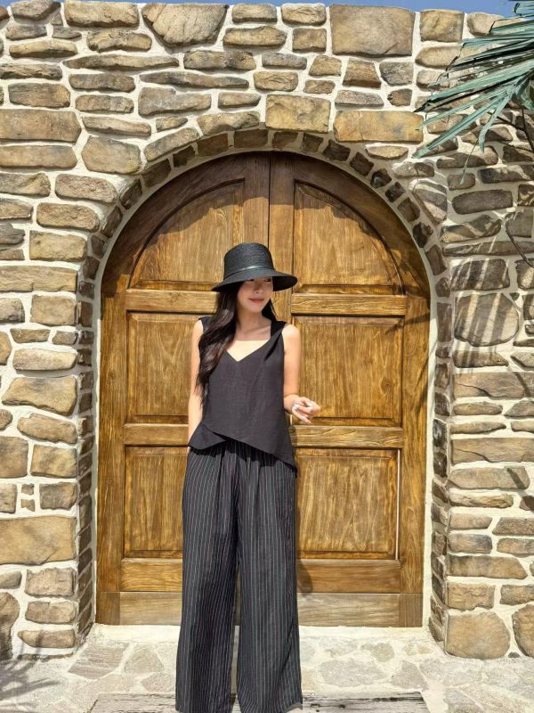 ZinD [ 輕盈質感不規則背心/直紋褲 ] 2色 3選項 2605012 shihslica ZinD,zind,ZD,zooindrawer,zoo in 抽屜,動物園,丹寧,外套,外套富翁,洋裝,韓國襪子,年終慶,雙11,雙12,黑五,百搭,合購價,自訂,春裝,Tshirt,首爾,正韓,套裝