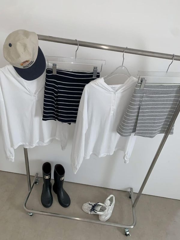 ZinD [ 套裝-彈性細紋迷你褲裙+連帽薄T ] 2色 2606033 ZinD,zind,ZD,zooindrawer,zoo in 抽屜,動物園,丹寧,外套,外套富翁,洋裝,韓國襪子,年終慶,雙11,雙12,黑五,百搭,合購價,自訂,春裝,Tshirt,首爾