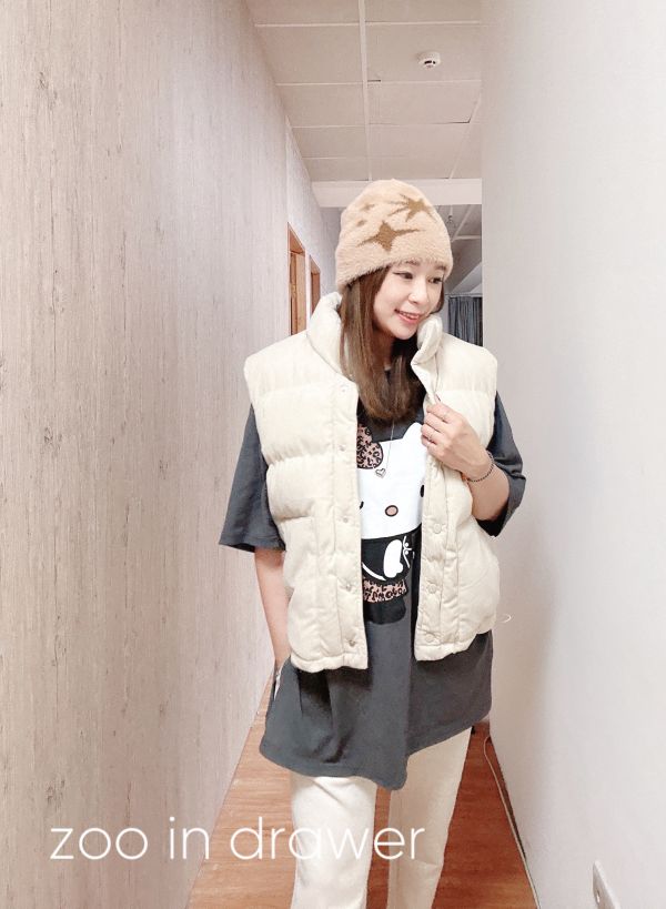 ZinD [ 燈芯絨排扣高領鋪棉暖背心 ] 3色 2512041 ZinD,zind,ZD,zooindrawer,zoo in drawer,抽屜動物園,丹寧,牛仔外套,外套富翁,洋裝,韓國襪子