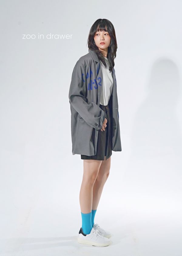 Z in D [ oversize文字塗鴉個性西裝外套 ] 2色 2504247 (shihslica) ZinD,zind,ZD,zooindrawer,zoo in drawer,抽屜動物園,丹寧,牛仔外套,外套富翁