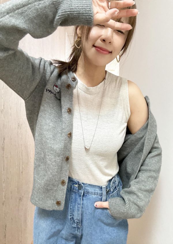 Z in D [ SALE 刺繡凱蒂喵喵頭針織衫 ] 4色 2509111 (shihslica) ZinD,zind,ZD,zooindrawer,zoo in drawer,抽屜動物園,丹寧,牛仔外套,外套富翁,洋裝,針織,凱蒂貓