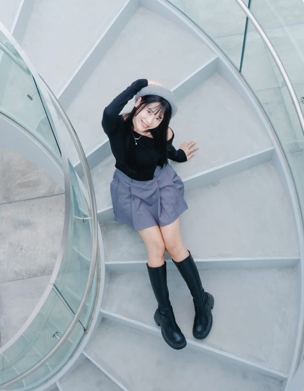 Z in D [ 斜領單露肩彈性合身上衣 ] 3色 2509233 (shihslica) ZinD,zind,ZD,zooindrawer,zoo in drawer,抽屜動物園,丹寧,牛仔外套,外套富翁,洋裝