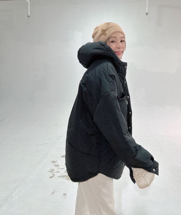 ZinD [ 輕盈連帽前口袋鋪棉外套 ] 經典黑 2601151 （shihslica) ZinD,zind,ZD,zooindrawer,zoo in drawer,抽屜動物園,丹寧,牛仔外套,外套富翁,洋裝,韓國襪子,年終慶,雙11,雙12,黑五,週年慶,合購價,自訂款,shihslica