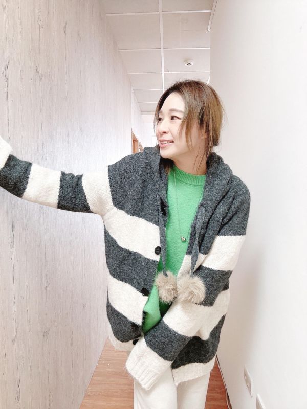 ZinD [ 毛毛球雙色彈性針織帽外套 ] 2色 2601022 shihslica ZinD,zind,ZD,zooindrawer,zoo in drawer,抽屜動物園,丹寧,牛仔外套,外套富翁,洋裝,韓國襪子,年終慶,雙11,雙12,黑五,週年慶,合購價,自訂款