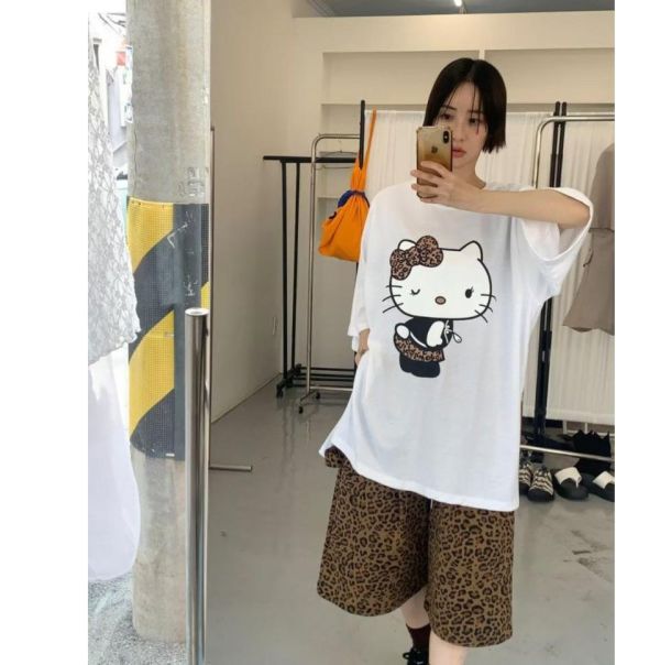 ZinD [ 豹紋凱蒂 好評再版 薄棉Ｔ ] 2色 2604203 ZinD,zind,ZD,zooindrawer,zoo in 抽屜,抽屜動物園,丹寧,裙子,裙子富翁,洋裝,韓國襪子,年終慶,雙11,雙12,黑五,永恆慶,合購價,自訂,春裝,Tshirt