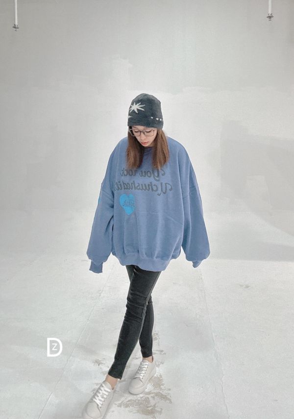 Z in D [ 智希穿著款：莫蘭迪愛心文字簡約摩毛大學Ｔ ] 3色 2511041 (shihslica) ZinD,zind,ZD,zooindrawer,zoo in drawer,抽屜動物園,丹寧,牛仔外套,外套富翁,洋裝,韓國襪子