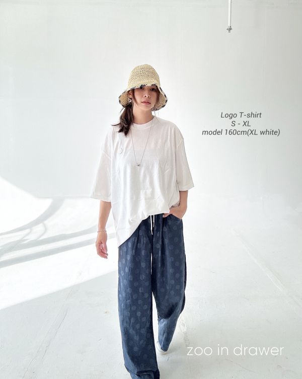 Z in D [ 男女自訂款：經典紀念 繡線LOGO落肩寬版Ｔ ] 3size 2色 2509011 ZinD,zind,ZD,zooindrawer,zoo in drawer,抽屜動物園,丹寧,牛仔外套,外套富翁,洋裝,T恤,T-shirt,男裝,情侶裝