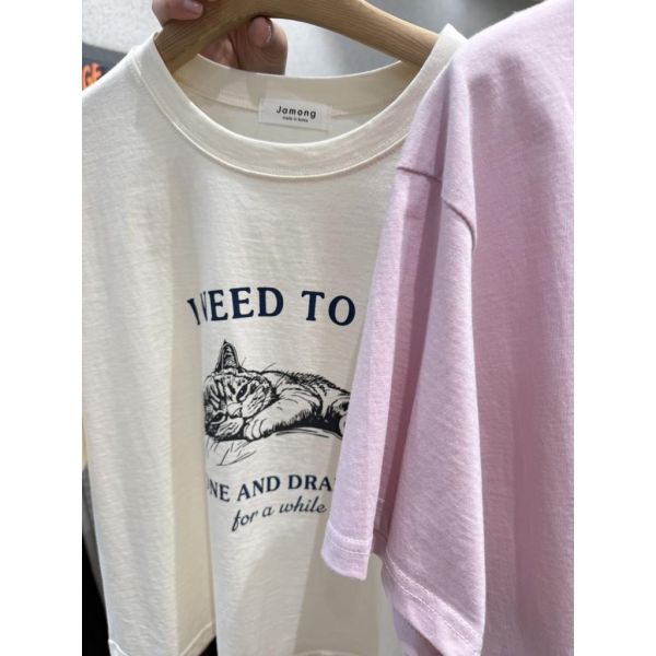 ZinD [ 貓奴必須慵懶小貓咪質感棉Ｔ ] 3色 203262 shihslica ZinD,zind,ZD,zooindrawer,zoo in 抽屜,抽屜動物園,丹寧,裙子,裙子富翁,洋裝,韓國襪子,年終慶,雙11,雙12,黑五,永恆慶,合購價,自訂,春裝,Tshirt,貓奴