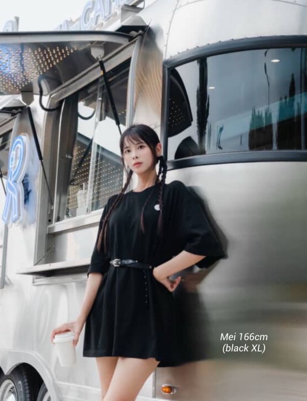 Z in D [ Mei穿著款：男女自訂款經典 繡線LOGO落肩寬版Ｔ ] 3size 2色 2509011m ZinD,zind,ZD,zooindrawer,zoo in drawer,抽屜動物園,丹寧,牛仔外套,外套富翁,洋裝,T恤,T-shirt,男裝,情侶裝