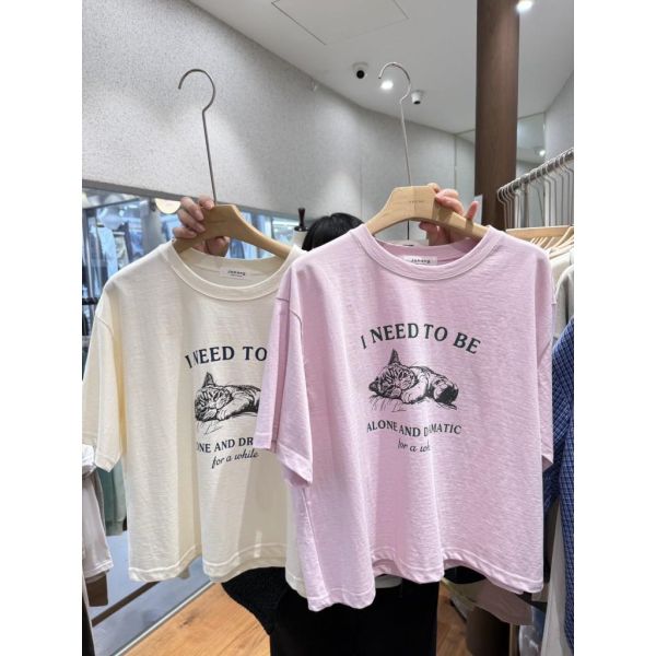 ZinD [ 貓奴必須慵懶小貓咪質感棉Ｔ ] 3色 203262 shihslica ZinD,zind,ZD,zooindrawer,zoo in 抽屜,抽屜動物園,丹寧,裙子,裙子富翁,洋裝,韓國襪子,年終慶,雙11,雙12,黑五,永恆慶,合購價,自訂,春裝,Tshirt,貓奴